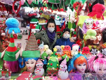 Fátima Zizaoui (Melilla, 67 años),a la derecha, y su hija Nina Nassihi (Madrid, 47 años) venden complementos en el mercadillo Navideños de la Plaza Mayor de Madrid