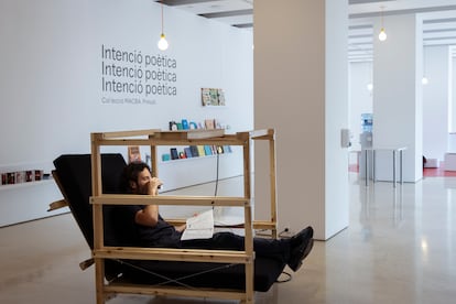 Un hombre se refugia del calor en las instaliaciones del Museo Arte Contemporáneo de Barcelona, este lunes.