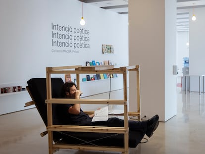 Un hombre se refugia del calor en las instaliaciones del Museo Arte Contemporáneo de Barcelona, este lunes.