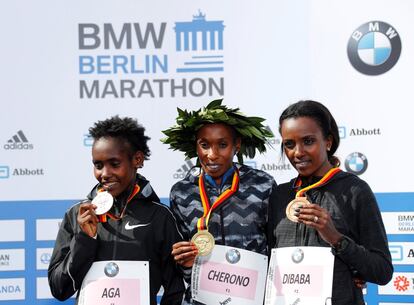 La mejor mujer fue, como en 2017, la keniana Gladys Cherono (c), por delante de las etíopes Ruti Aga (2h 18m 34s) y Tirunesh Dibaba, la reina del fondo en los estadios que no termina de cogerle el ritmo al asfalto (2h 18m 55s),