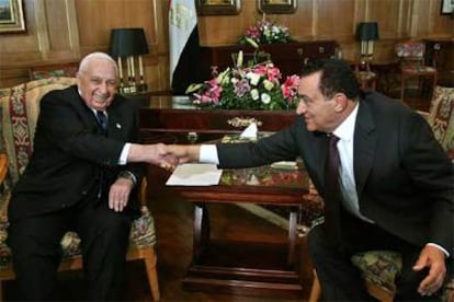 Ariel Sharon y Hosni Mubarak, momentos antes de dar comienzo la reunión de Sharm el Sheij.