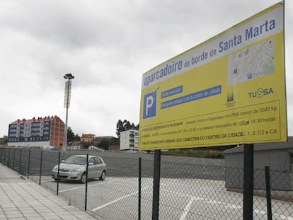 Aparcamiento de Santa Marta, en Santiago, ayer a mediod&iacute;a.
 