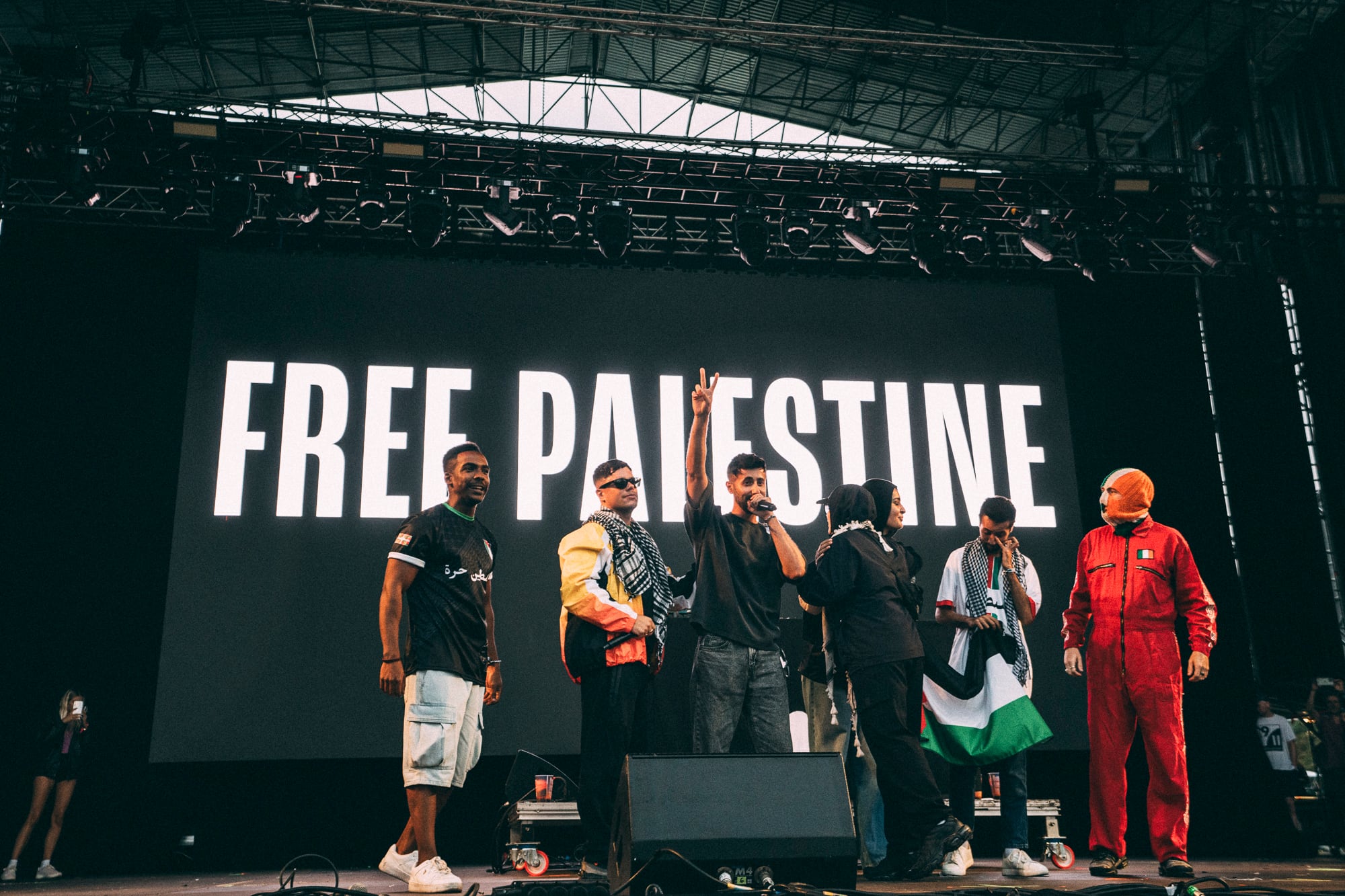 Kneecap junto a la formación de músicos de Gaza este viernes en Bilbao. 