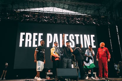 Kneecap junto a la formación de músicos de Gaza este viernes en Bilbao.