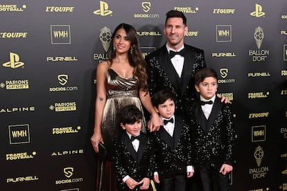 Lionel Messi, su esposa Antonela Roccuzzo y, desde la izquierda, sus hijos Ciro, Mateo y Thiago posan a su llegada a la ceremonia de entrega del Balón de Oro.