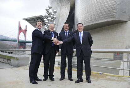 De izquierda a derecha, Richard Heaselgrave, Iñaki Azkuna, José Luis Bilbao y Vicente Mestre, en el Guggenheim.