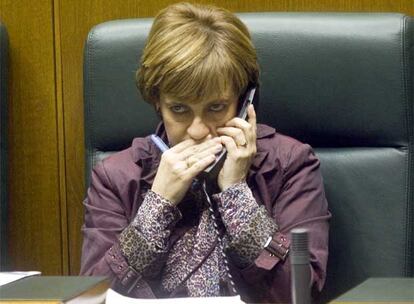 La consejera de Cultura, Miren Azkarate, hablaba por teléfono desde su escaño en el pleno de ayer del Parlamento vasco.