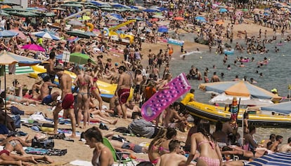 La playa de Lloret, a tope este verano. 