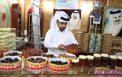 Un comerciante vende d&aacute;tiles y miel en una tienda de Doha, la capital de Qatar