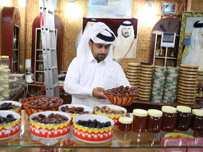 Comerciante vende tâmaras e mel em tenda em Doha