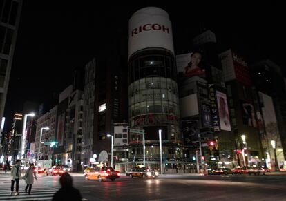 Distrito de Ginza, zona de tiendas de Tokio, con las luces apagadas.