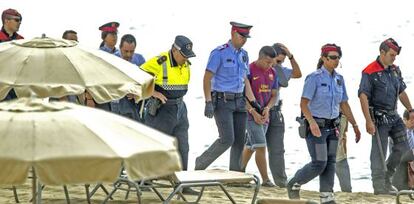 La comitiva judicial reconstruye en la Mar Bella el crimen de Ana Castro junto al detenido. 