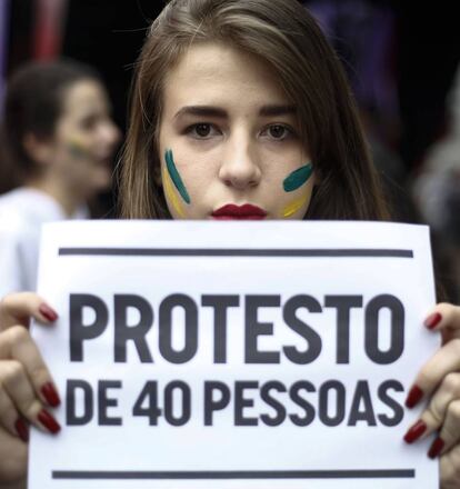 Manifestante brinca com frase de Temer de que protestos desta semana eram "40 pessoas quebrando carros"