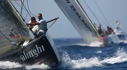 El <i>Alinghi</i>, durante la competición de 2007, supera al <i>New Zealand</i>.