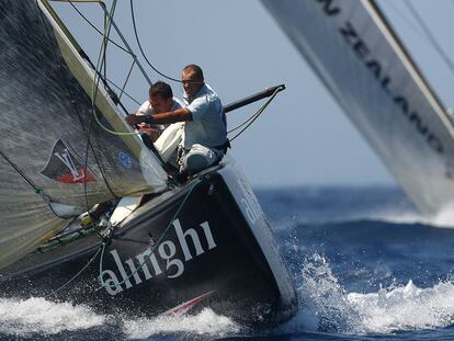 El <i>Alinghi</i>, durante la competición de 2007, supera al <i>New Zealand</i>.