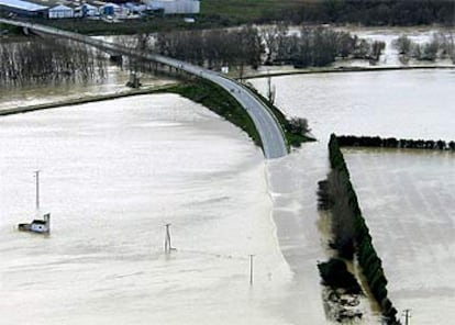 Cauce del río Ebro a su paso por Tudela (Navarra).