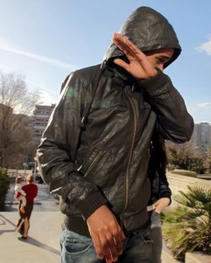 An alleged member of DDP enters a Madrid courthouse in 2011.