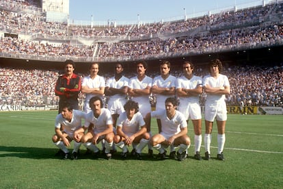 Junto a la alineación del Real Madrid, en una fotografía tomada en el Santiago Bernabéu en 1979.