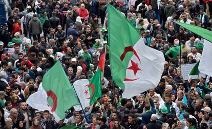 Manifestantes contra el nuevo Gobierno, este viernes en Argel.