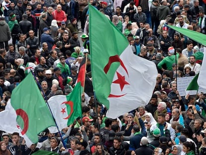 Manifestantes contra el nuevo Gobierno, este viernes en Argel.