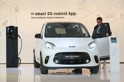 Un cliente observa un Smart EQ Forfour.