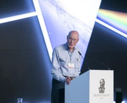 Robert Wison, ayer, durante su conferencia