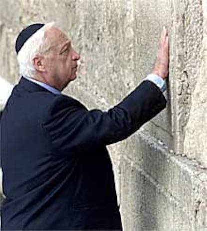 El primer ministro de Israel toca las paredes del Muro de las Lamentaciones, en una imagen de archivo.
