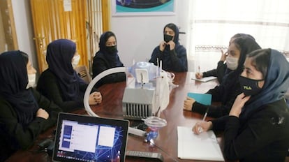 El equipo AfghanDreamersTeam durante la creación de ventiladores para la atención de pacientes enfermos de COVID-19.