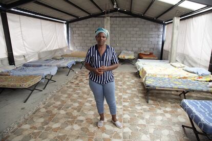 Carmen Carcelén posa en una de las habitaciones de su casa donde da refugio a migrantes.