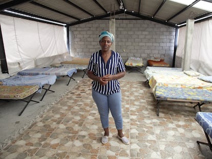 Carmen Carcelén posa en una de las habitaciones de su casa donde da refugio a migrantes.