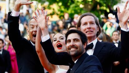 Tom Hanks, Scarlett Johansson, Jason Schwartzman y Wes Anderson saludan al público que mira la alfombra desde los balcones de los edificios de La Croisette.