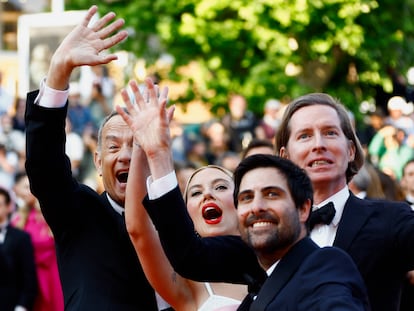 Tom Hanks, Scarlett Johansson, Jason Schwartzman y Wes Anderson saludan al público que mira la alfombra desde los balcones de los edificios de La Croisette.