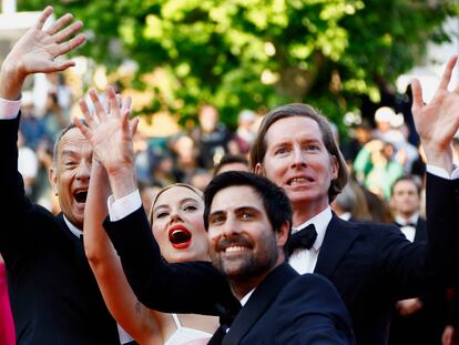 El director de 'Asteroid City', Wes Anderson, junto a Tom Hanks, Scarlett Johansson y Jason Schwartzman en el estreno de la película en el último Cannes.