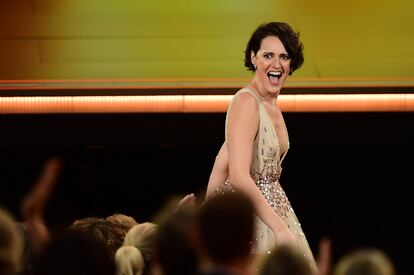 Phoebe Waller-Bridge sube a recoger su premio como mejor actriz de comedia.