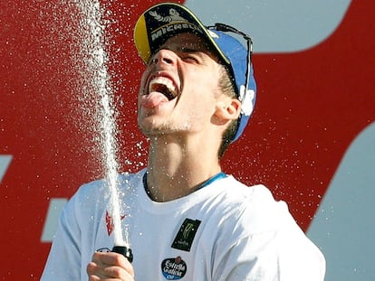 Joan Mir celebra su primer título Mundial tras el séptimo puesto, en el Gran Premio de la Comunidad Valenciana.