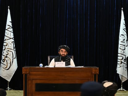 El portavoz talibán, Zabihullah Mujahid, durante la conferencia de prensa para anunciar el nuevo Gobierno afgano, este martes en Kabul.