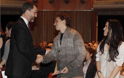 El pr&iacute;ncipe Felipe saluda a uno de los premiados durante el acto de ayer.