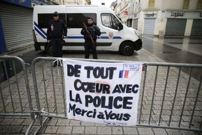 Policías montan guardia en una zona acordonada con un cartel en el que se puede leer 'De todo corazón con la policía. Gracias' en Saint-Denis, el 19 de noviembre de 2015.