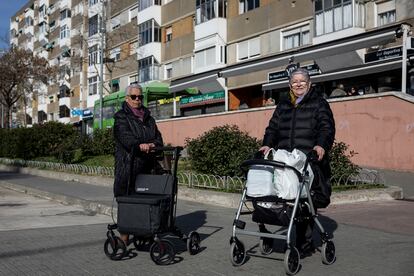 Matilde y Carmen, de 84 y 82 años, son vecinas de rellano desde que hace 50 años llegaron a Badia del Vallès. En la imagen, el jueves pasado, cuando salieron a comprar.

