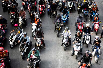 Un grupo de motoristas espera en un semáforo en Bangkok (Tailandia).