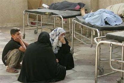Familiares lloran la muerte de cuatro mujeres asesinadas ayer por la insurgencia en Bagdad.