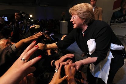 Michelle Bachelet (r) celebrates her victory in the presidential primary. 