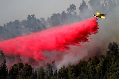 Un avión antiincendios trabaja en las labores de extinción de un incendio en Abu Ghosh, cerca de Jerusalén.