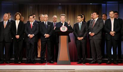 El presidente de Colombia, Juan Manuel Santos, junto a miembros de su gabinete ministerial tras firmar la convocatoria al plebiscito.