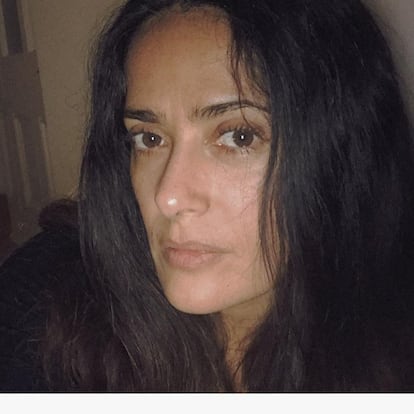 La actriz mexicana Salma Hayek se suma a la moda sin maquillaje. La artista publicó en su perfil de Instagram, una imagen de ella con la cara lavada y acompañada del mensaje: "Ayy no! mañana es lunes".
