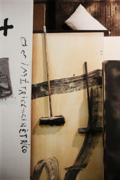 Detalle de un lienzo en el estudio de Tàpies en Barcelona.