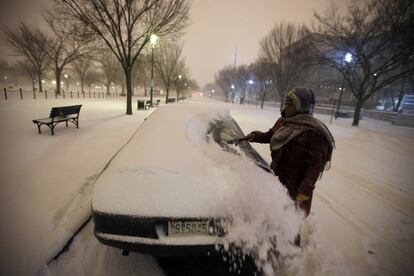 Washington D.C., Maryland, Virgínia, Pennsilvània, Carolina del Nord i Tennessee estan en estat d'emergència. A la imatge, una dona treu la neu del seu cotxe a Washington.