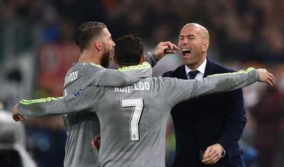 Cristiano celebra su gol con Zidane y Ramos.