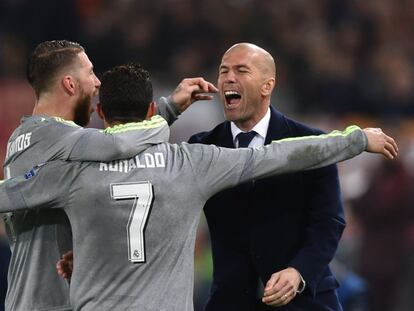 Cristiano celebra su gol con Zidane y Ramos.