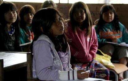 Un grupo de niños indígenas en una escuela en Qemkuket, Paraguay.